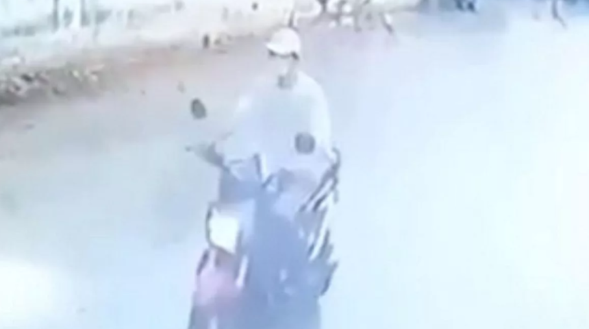 Motosikletli sapık! Yoldan geçen 4 kadını taciz etti... Kadınların gözünün içine bakarak kendisini tatmin ettiği anlar güvenlik kamerasına yansıdı