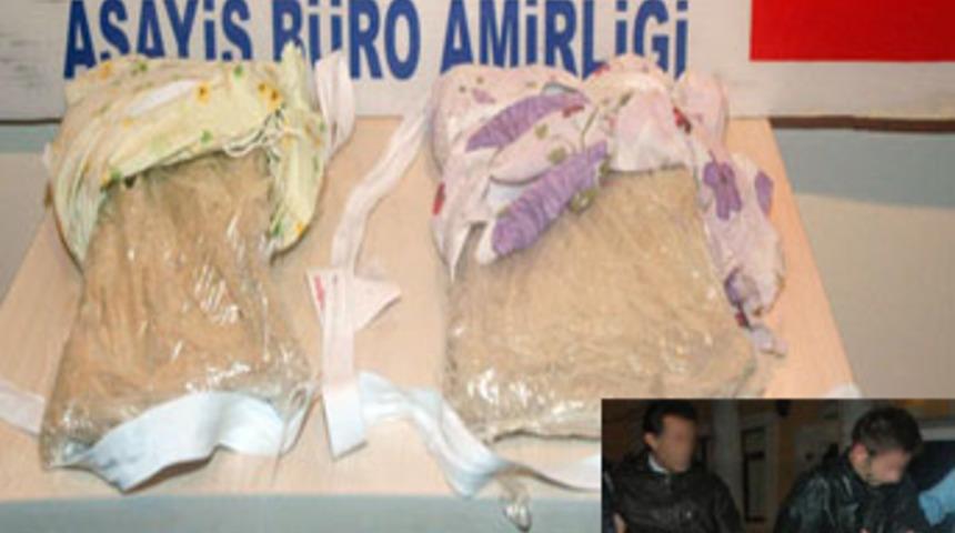 Sırtlarında eroin getirirlerken yakalandılar