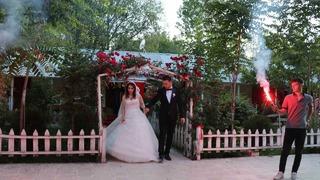 Düğüne 90 dakika milli maç arası! Pistin ortasına televizyon kurdurup davetlilerle izlediler, bitince kaldıkları yerden devam ettiler