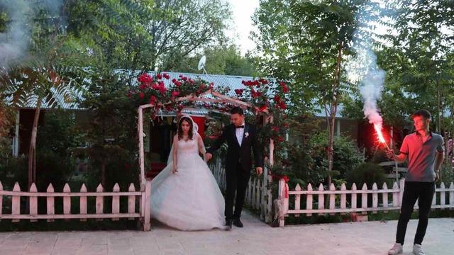 Düğüne 90 dakika milli maç arası! Pistin ortasına televizyon kurdurup davetlilerle izlediler, bitince kaldıkları yerden devam ettiler