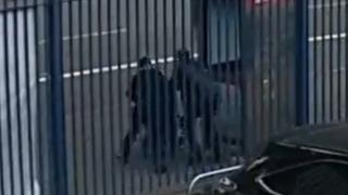 Ebeveynleri tedirgin eden olay! Güpegündüz sokak ortasında 12 yaşındaki çocuğu ve yeni yürümeye başlayan kardeşini kaçırmaya çalıştı