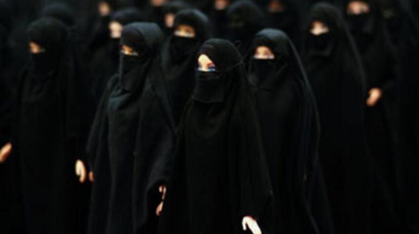 Barbie bebek çarşafa girdi