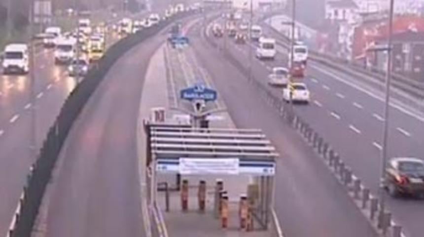 Metrobüs durağına kilit!