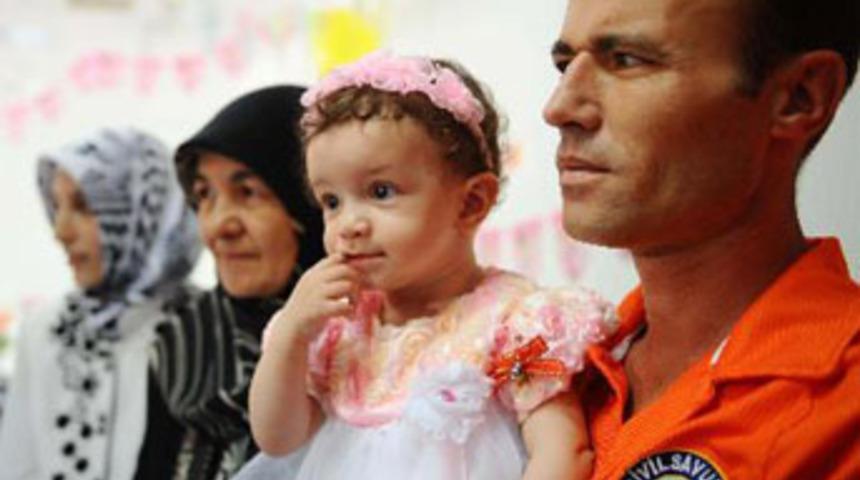 Azra bebek birinci yaş g&uuml;n&uuml;n&uuml; kutladı