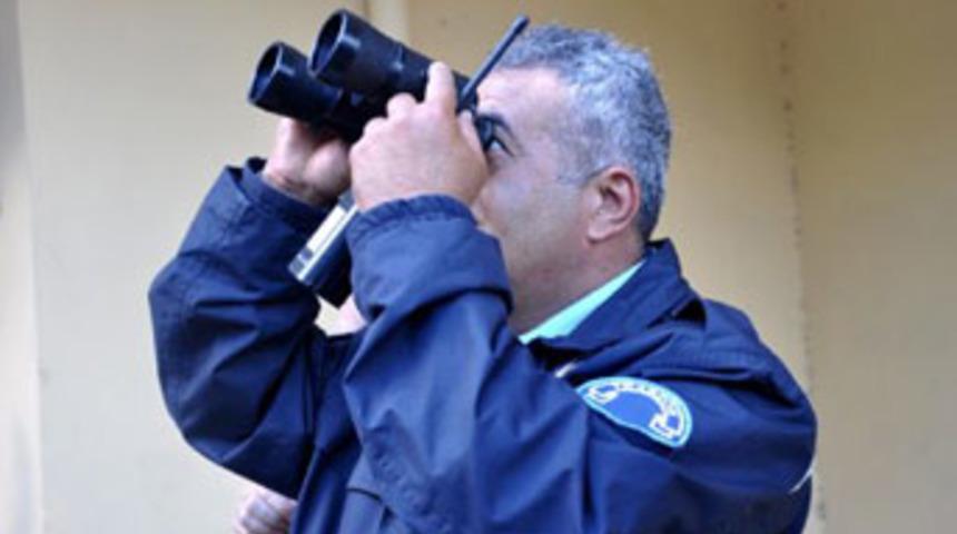 Polis ormanda &ccedil;ıplak aradı