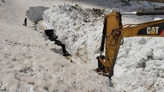 Hakkari'de üs bölgesi yolunda metrelerce karla mücadele sürüyor