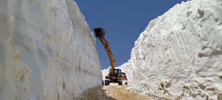 Hakkari'de üs bölgesi yolunda metrelerce karla mücadele sürüyor G2