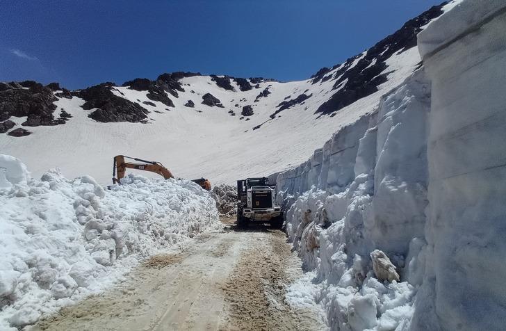 Hakkari'de üs bölgesi yolunda metrelerce karla mücadele sürüyor G3