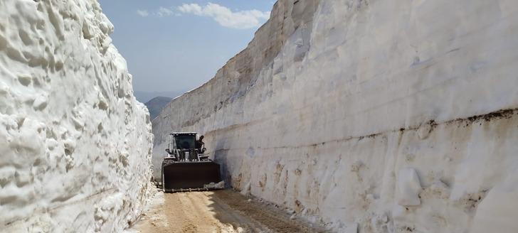 Hakkari'de üs bölgesi yolunda metrelerce karla mücadele sürüyor G4