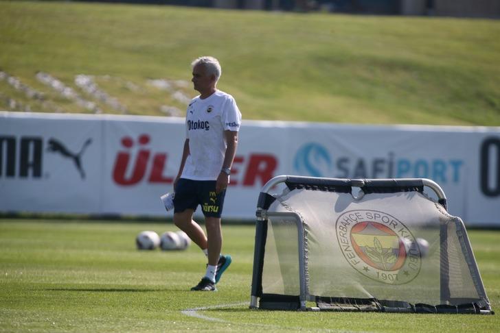 Jose Mourinho ilk antrenmanına çıktı! Elindeki kağıtlardan ilk 11'i sızdı, herkes o kararı konuşuyor 728xauto