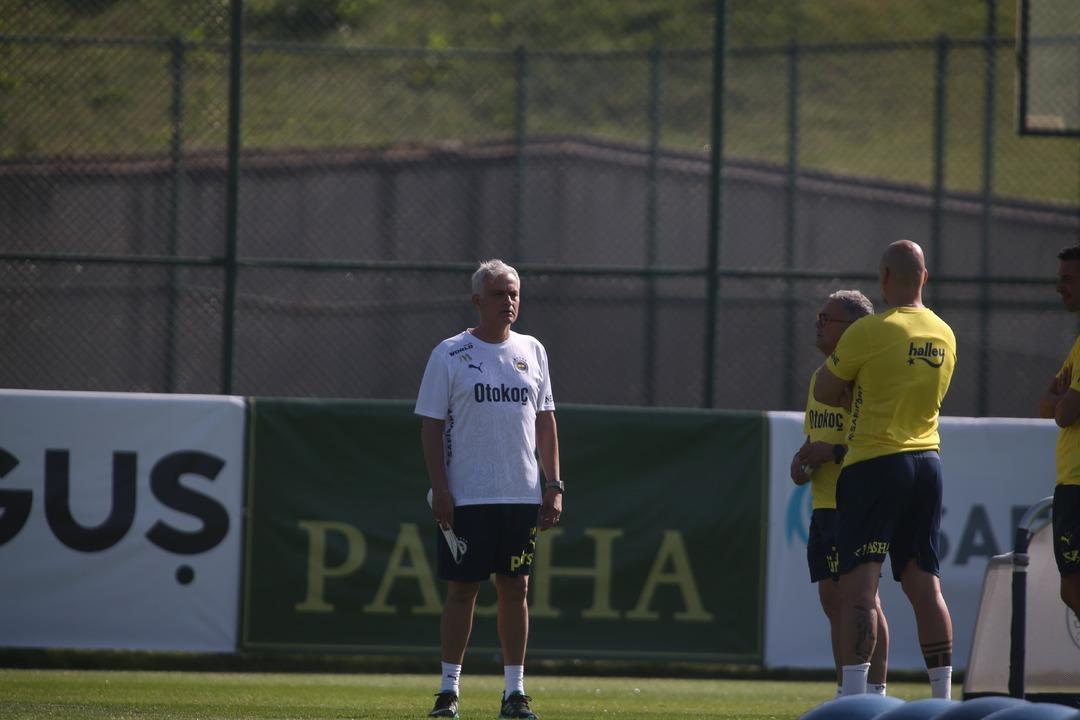 Jose Mourinho ilk antrenmanına çıktı! Elindeki kağıtlardan ilk 11'i sızdı, herkes o kararı konuşuyor 1080xauto