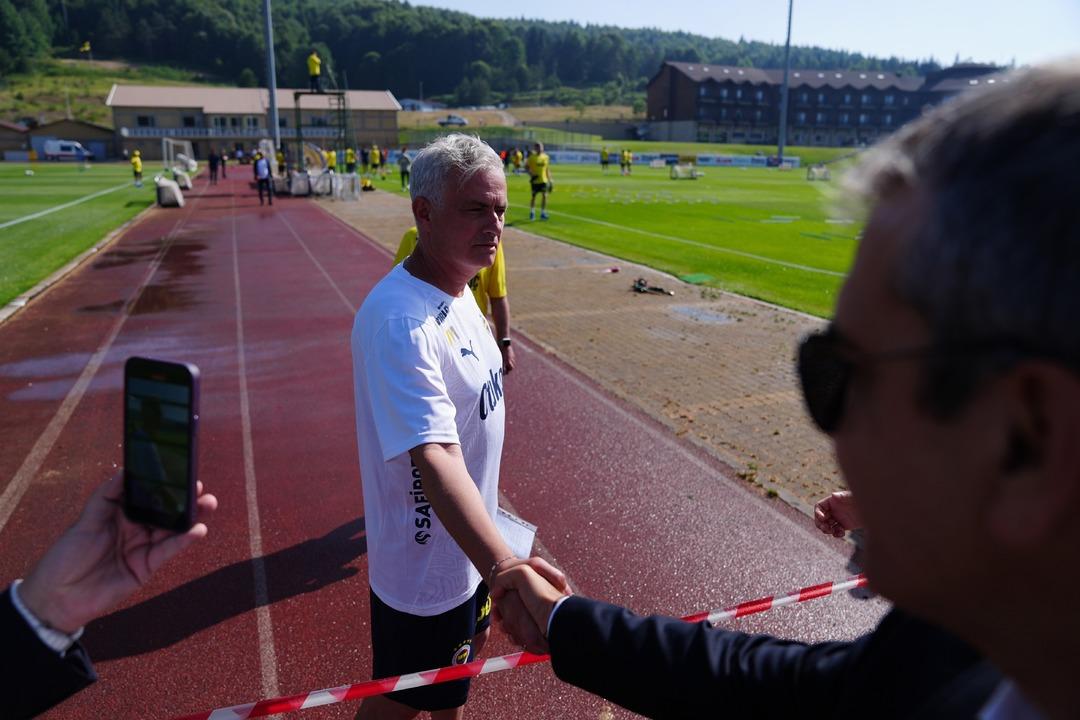 Jose Mourinho ilk antrenmanına çıktı! Elindeki kağıtlardan ilk 11'i sızdı, herkes o kararı konuşuyor 1080xauto