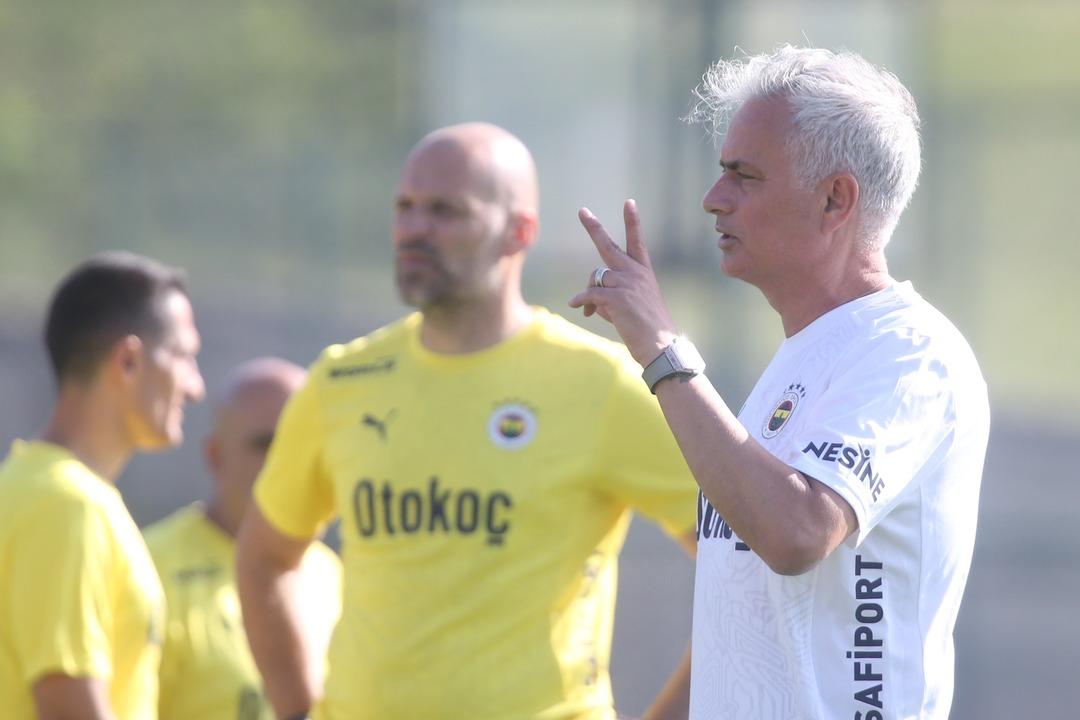 Jose Mourinho ilk antrenmanına &ccedil;ıktı! Elindeki kağıtlardan ilk 11'i sızdı, herkes o kararı konuşuyor