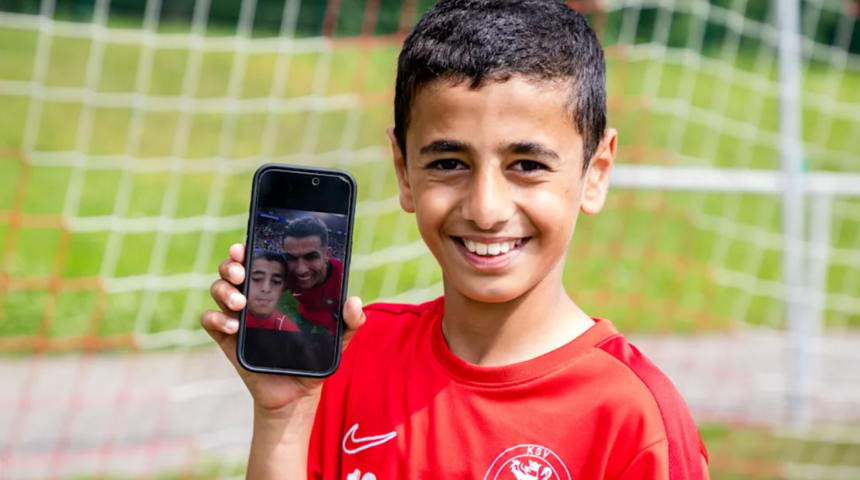 Sahaya atlayıp Ronaldo ile fotoğraf çektirmişti! UEFA, küçük Berat'a acımadı