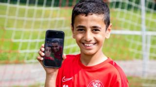 Sahaya atlayıp Ronaldo ile fotoğraf çektirmişti! UEFA, küçük Berat'a acımadı