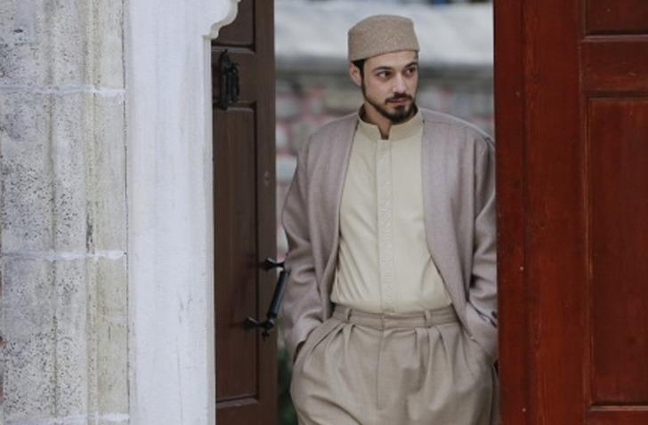 Kızıl Goncalar ne zaman sete &ccedil;ıkacak? C&uuml;neyd Efendi diziden ayrılıyor mu?