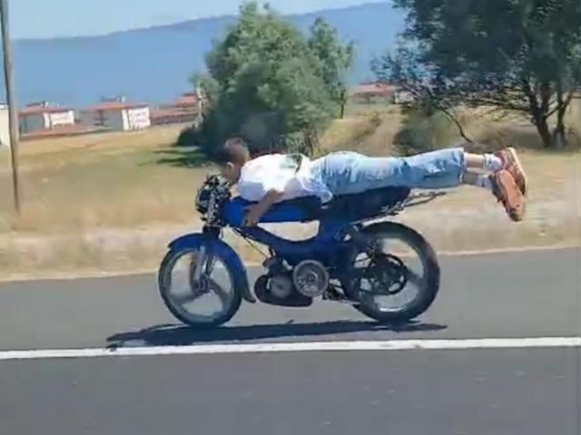 Motosikletinin üzerine yüzüstü yattı, faciaya davetiye çıkardı