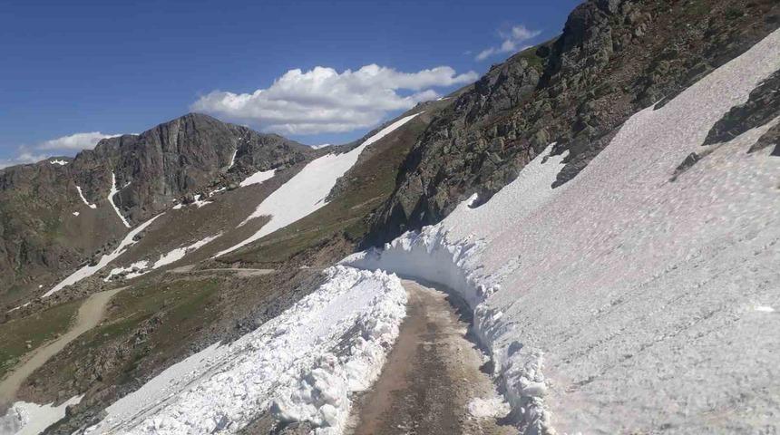 Görüntüler Haziran ayından... O ilde yollarda karla mücadele