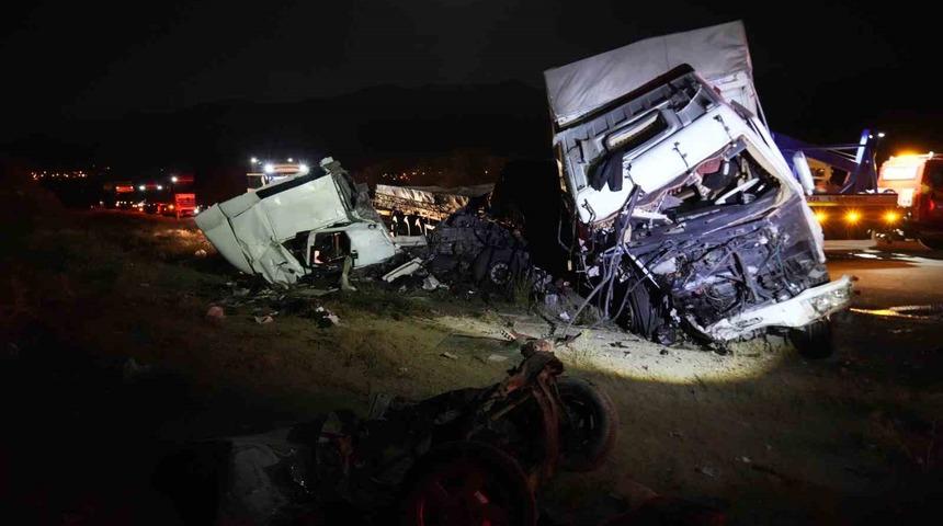 Niğde’de zincirleme trafik kazası: 3 ölü, 4 yaralı