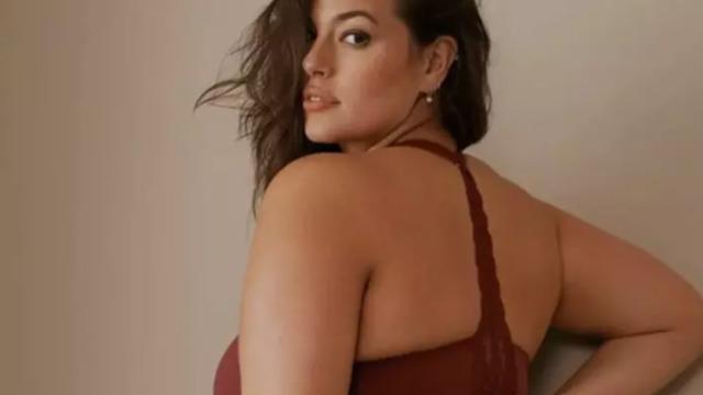 Dünyanın en seksi kadını seçilmişti! Ashley Graham Yunanistan tatilinden peş peşe paylaştı! Bikini üstü küçük geldi 