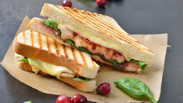 Tavuklu tost tarifi: Tavuklu tost nasıl yapılır?