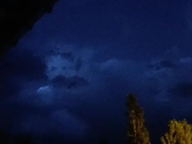 Yüksekova'da gece vakti ilginç görüntü: Bulutlarda insan yüzü görüldü