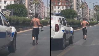 Yer: Mersin! Kendisini otomobil zanneden adam trafiği birbirine kattı... Polisin sen yayasın, sağa çek anonsunu bile duymadı