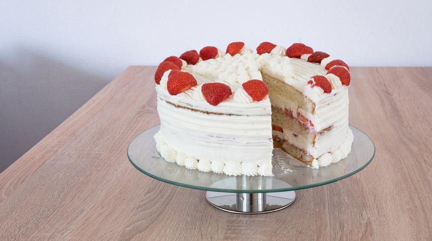 Çilekli doğum günü pastası tarifi: Doğum günü pastası nasıl yapılır?