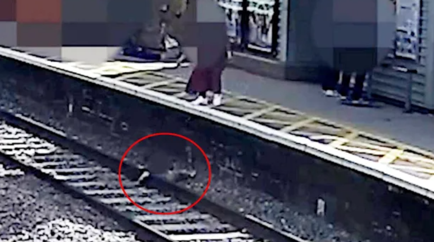 3 yaşındaki küçük çocuk tren istasyonundaki raylara düştü! 22 saniyelik ölüm-kalım mücadelesi... Anbean güvenlik kamerasına yansıdı