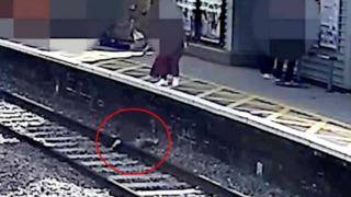 3 yaşındaki küçük çocuk tren istasyonundaki raylara düştü! 22 saniyelik ölüm-kalım mücadelesi... Anbean güvenlik kamerasına yansıdı