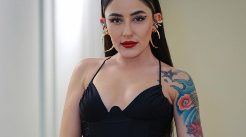 Kalçasını yaptırdığını itiraf etmişti! Melek Mosso'ya kulaklarını da yaptırması söylenince... Kendini tutamadı