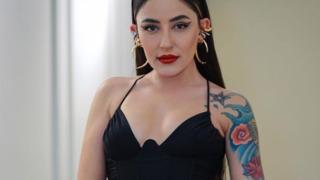 Kalçasını yaptırdığını itiraf etmişti! Melek Mosso'ya kulaklarını da yaptırması söylenince... Kendini tutamadı