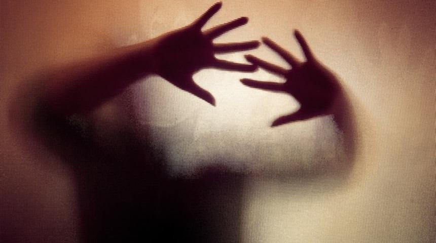 3 futbolcunun resmini &ccedil;ektiler ve... Şişeyle cinsel işkence iddiası