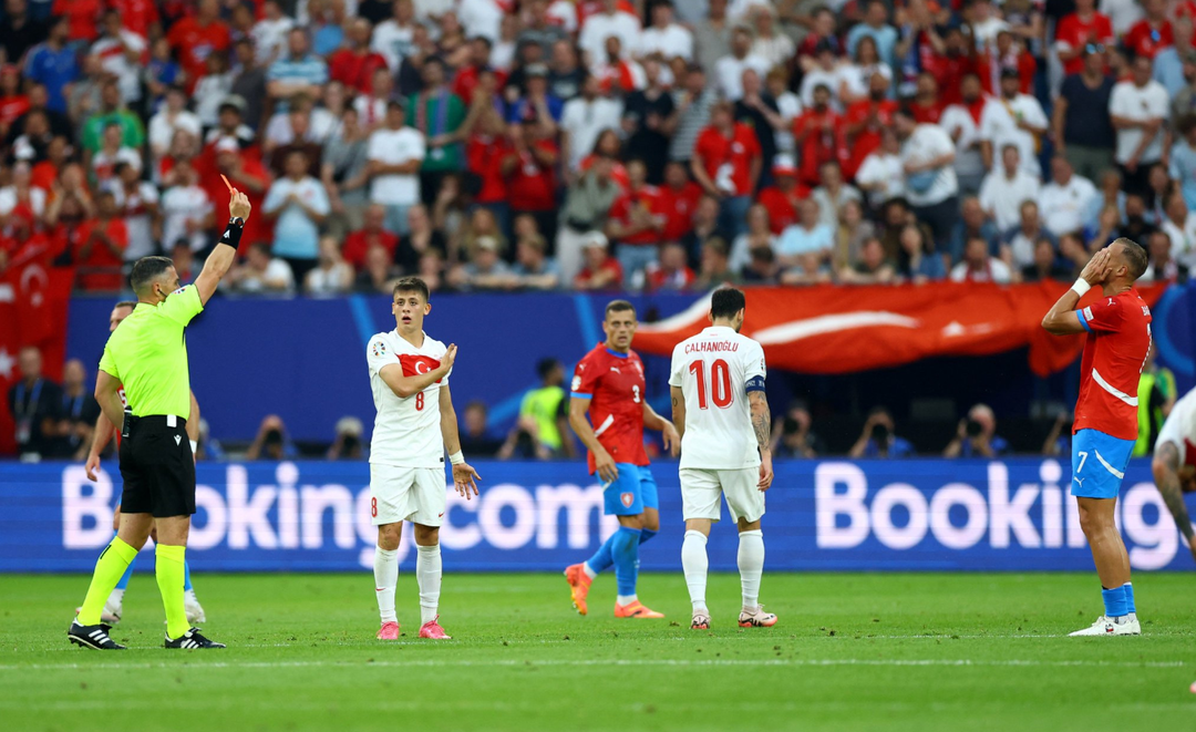 SON DAKİKA: &Ccedil;ekya, A Milli Takımımız karşısında 20. dakikada 10 kişi kaldı! Bu kart tarihe ge&ccedil;ti