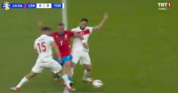 SON DAKİKA: Çekya, A Milli Takımımız karşısında 20. dakikada 10 kişi kaldı! Bu kart tarihe geçti G4