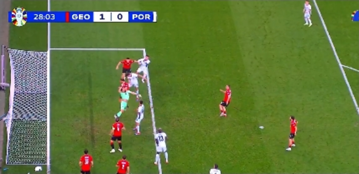 Skandal pozisyon! Ronaldo'nun yüzde yüz penaltısı verilmedi, üstüne sarı kart gördü... G4