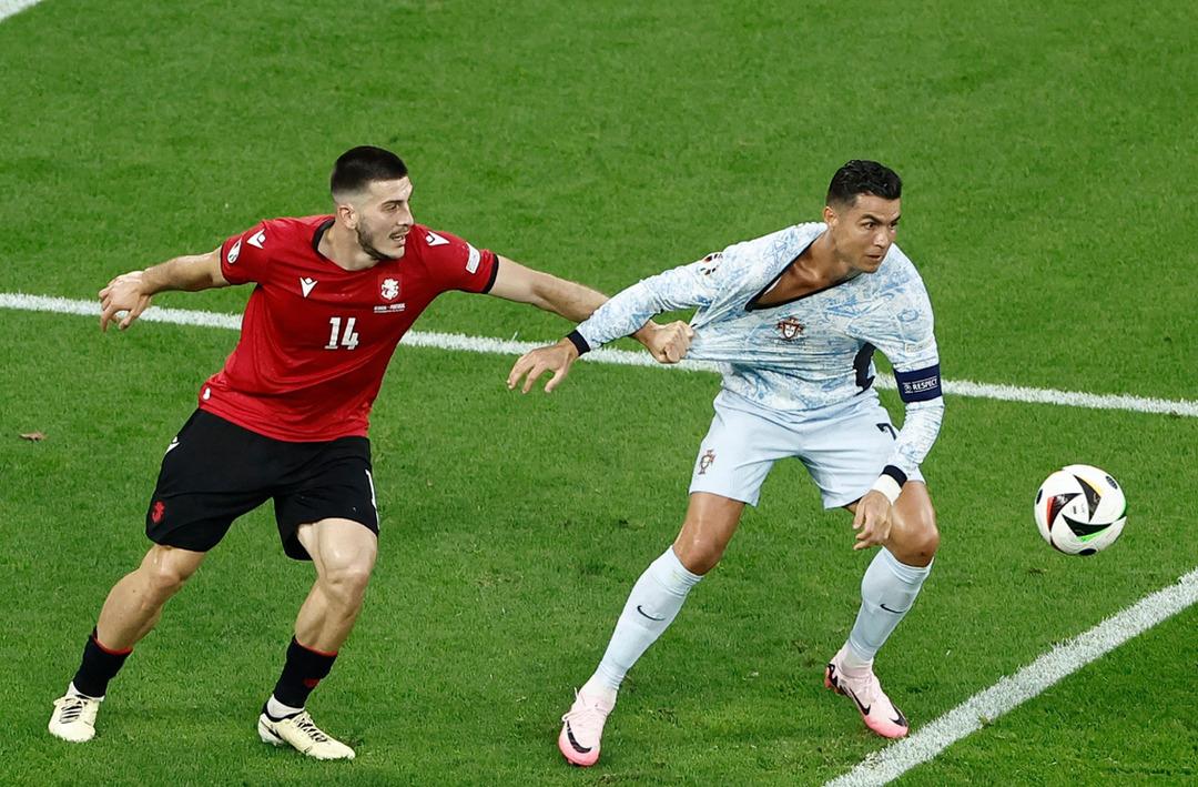 Skandal pozisyon! Ronaldo'nun y&uuml;zde y&uuml;z penaltısı verilmedi, &uuml;st&uuml;ne sarı kart g&ouml;rd&uuml;...