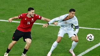 Skandal pozisyon! Ronaldo'nun yüzde yüz penaltısı verilmedi, üstüne sarı kart gördü...