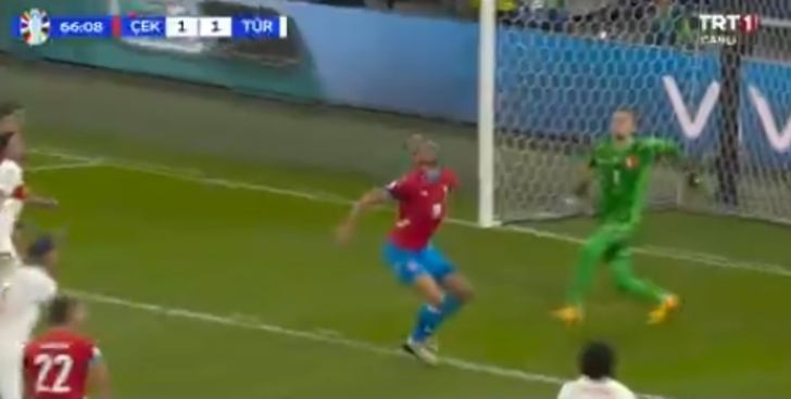 Almanya'da skandal karar! Göz göre göre faulü es geçtiler... Büyük tepki var! G2