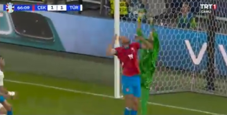 Almanya'da skandal karar! Göz göre göre faulü es geçtiler... Büyük tepki var! G4