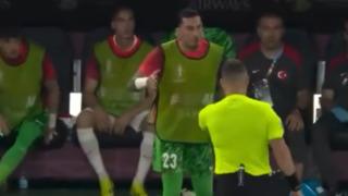 Almanya'daki skandal hakem kararına isyan eden Uğurcan Çakır yedek kulübesinde sarı kart gördü! O anlar sosyal medyada gündem oldu