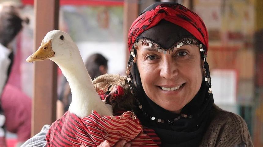 54 yaşındaki Asuman Dabak bikinisiyle plajda boy gösterdi! Bir bakan bir daha baktı