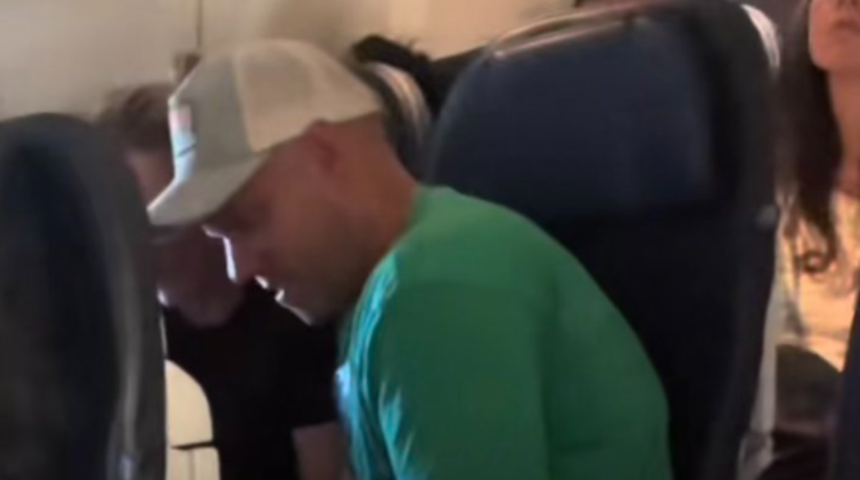 Uçakta karısını aldatan adamı saniye saniye sosyal medyadan ifşa etti! "Bu adam kocanızsa muhtemelen bu gece o kadının yanında kalacak"