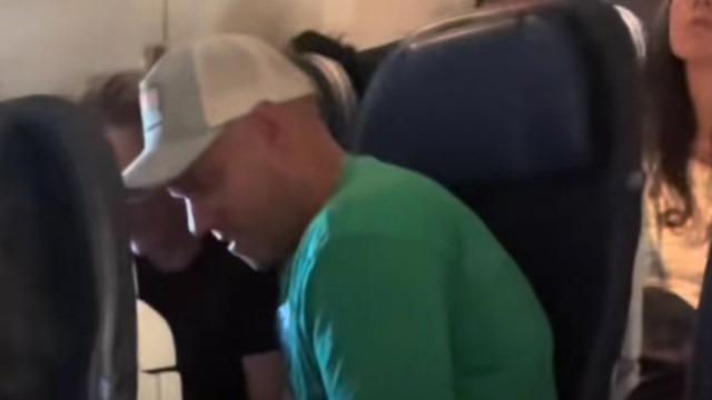 Uçakta karısını aldatan adamı saniye saniye sosyal medyadan ifşa etti! Bu adam kocanızsa muhtemelen bu gece o kadının yanında kalacak