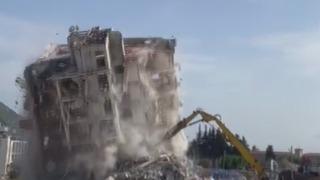 7 katlı binanın yerle bir olma anı kamerada!