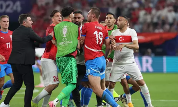 Türkiye A Milli Futbol Takımı, EURO 2024 F Grubu'nun 3'üncü maçında Çekya'yı 2-1 mağlup ederken, karşılaşmanın son düdüğünün ardından sahada büyük bir gerilim yaşandı. Olayların fitilini ateşleyen Thomas Chory, Çekya basınına küstah açıklamalar yaptı. 18901047-728xauto