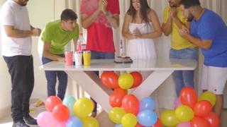 Cinsiyet açıklama partisinden sonra sosyal medyanın yeni trendi: Bu bebeğin babası kim? Pastadan çıkan renkle babayı ilan etti