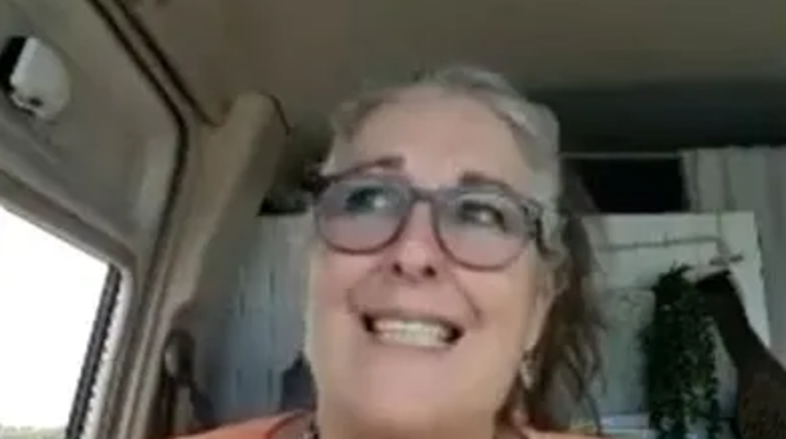 Faturalar ve ev kirası canına tak etti! Her şeyini satıp minibüse yerleşti... Minibüs hayatını sosyal medyadan paylaşınca gündem oldu