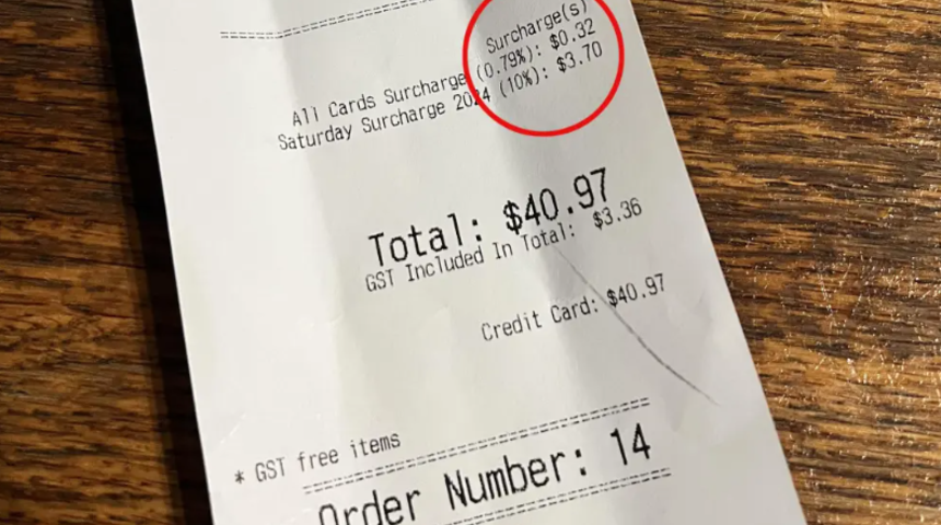 Restoran fişindeki detayı son anda fark etti! Hafta sonu için ekstra para aldılar... Sosyal medyadan böyle ifşa ettiler