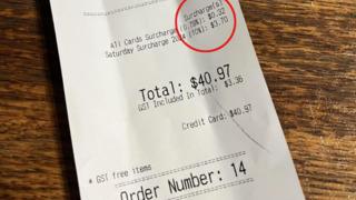 Restoran fişindeki detayı son anda fark etti! Hafta sonu için ekstra para aldılar... Sosyal medyadan böyle ifşa ettiler